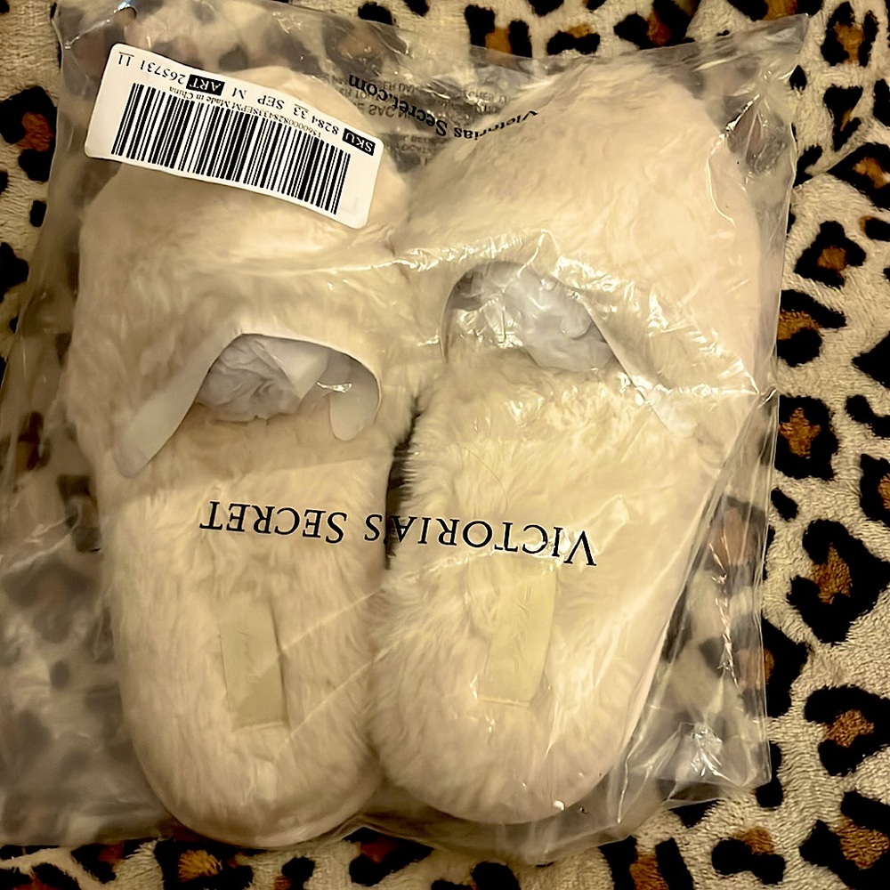 Victoria secret white open toe fur slides